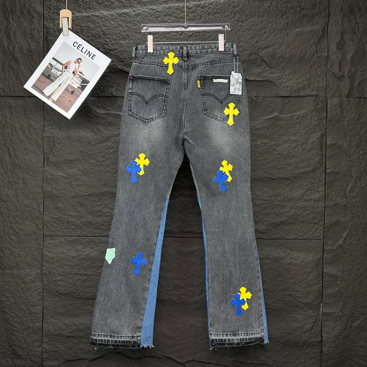 P290 GALLERY DEPT. & Croixin co-branded 2025 new limited-edition hand-painted colorful cross patchwork leather couple's bootcut jeans 🔥High version🔥High version🔥 Top ceiling quality Styles with different washed textures, very friendly to people with thin legs and thick legs, the bootcut version is very flattering leg shape Timeless moderate length, easy to match with casual, basic styling for various styles, a must-have in the wardrobe! The fabric is stiff but also makes the upper body soft without losing texture. The washing process is even more perfect. It is a must-have item for everyone! ! ! Washed wheat, tag, trouser label, three labels complete Color: washed black Size: 28, 30, 32, 34, 36 (five sizes)